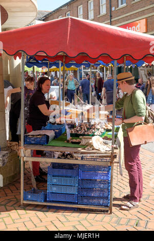 Stroud, Gloucestershire, UK. Il 5 maggio 2018. Persone sono disegnati per Stroud mercato su una calda primavera sabato mattina Credito: Signor Standfast/Alamy Live News Foto Stock