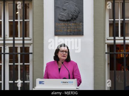 05 maggio 2018, Germania, Treviri: Andrea Nahles, federale presidentessa del partito Social Democratico, dà un discorso di apertura della nuova esposizione permanente del museo Karl Marx House. Foto: Harald Tittel/dpa Foto Stock