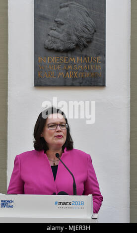 05 maggio 2018, Germania, Treviri: Andrea Nahles, federale presidentessa del partito Social Democratico, dà un discorso di apertura della nuova esposizione permanente del museo Karl Marx House. Foto: Harald Tittel/dpa Foto Stock