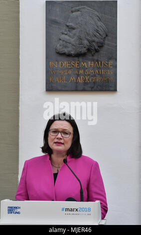 05 maggio 2018, Germania, Treviri: Andrea Nahles, federale presidentessa del partito Social Democratico, dà un discorso di apertura della nuova esposizione permanente del museo Karl Marx House. Foto: Harald Tittel/dpa Foto Stock