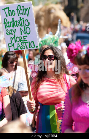 Hereford, Herefordshire, Regno Unito - Sabato 5 Maggio 2018 - Il Carnevale di fiume street parade attraversa la città in rotta verso il fiume Wye in una calda giornata soleggiata con temperature locali fino a 21c. Qui una calda guardando fata fantastica di protesta circa i rifiuti plastici. Foto Steven Maggio / Alamy Live News Foto Stock