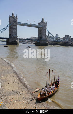 Londra, Regno Unito. Il 5 maggio, 2018. In un drammatico la ricreazione del suo ultimo viaggio, Anne Boleyn arriva alla Torre di Londra in barca ed è accompagnati a piedi all'interno della torre da Yeoman secondini (Beefeaters) e batteristi cerimoniali. In barca a vela da Greenwich, questo fiume-bound spettacolo pubblico lancia "Gli ultimi giorni di Anne Boleyn" un nuovo gioco a correre per tutta la stagione estiva a torre. Credito: amanda rose/Alamy Live News