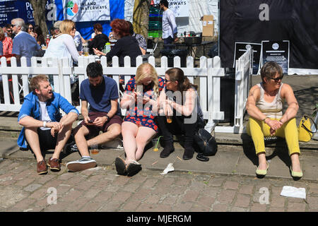 Londra, Regno Unito. Il 5 maggio, 2018. Persone godere il caldo sole primaverile in Little Venice Londra come le temperature sono attesi per elevarsi al di sopra del week-end festivo di credito: amer ghazzal/Alamy Live News Foto Stock