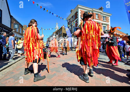 Rochester, Kent, Regno Unito. Il 5 maggio 2018. Il tempo era perfetto per il primo giorno dell'annuale Rochester spazza Festival, che ha luogo su tutti e tre i giorni del weekend festivo, celebrando la tradizionale festa che spazzacamini utilizzato per godere il giorno di maggio. Una partita più Morris ballerini che spazia in evidenza in questi giorni. Credito: PjrFoto/Alamy Live News Foto Stock