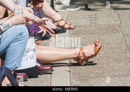 Londra, Regno Unito. Il 5 maggio, 2018. Persone godere il caldo sole primaverile in Little Venice Londra come le temperature sono attesi per elevarsi al di sopra del week-end festivo di credito: amer ghazzal/Alamy Live News Foto Stock