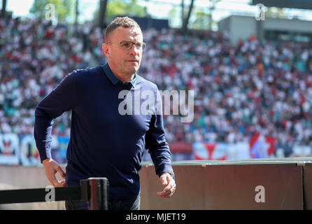 05 maggio 2018, Germania, Lipsia, calcio, Bundesliga, 33th giornata di gioco, RB Leipzig vs VfL Wolfsburg alla Red Bull Arena: Lipsia direttore sportivo Ralf Rangnick sorge ai margini. Foto: Jan Woitas/dpa-Zentralbild/dpa - AVVISO IMPORTANTE: a causa della Lega calcio tedesca·s (DFL) accrediti regolamenti, la pubblicazione e la ridistribuzione online e nei contenuti multimediali in linea è limitata durante la partita a quindici immagini per partita Foto Stock