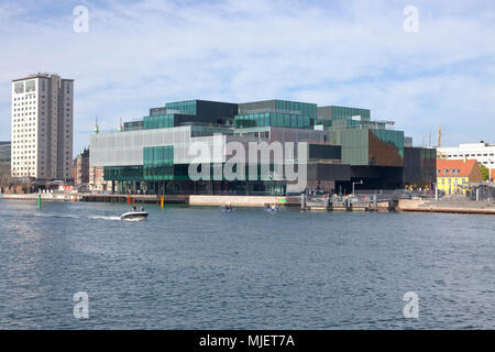 Copenhagen, Danimarca. Il 5 maggio, 2018. Il BLOX edificio, un nuovo progetto di prestigio per architettura e design su cristiani Brygge al waterfront a Frederiksholm canale accanto al diamante nero nel porto interno. L'edificio ospita anche il danese Centro di Architettura e di un numero di aziende che lavorano con le soluzioni future per la città. L' edificio è stato inaugurato da H.M. La Regina Margrethe II ieri - oggi open house per una festosa giornata di apertura. BLOX è il nome originale della vecchia brew-casa albergo dove è situato. Architetti OMA. Credito: Niels Quist/Alamy Live News Foto Stock