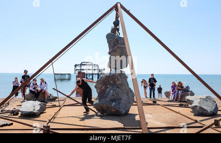 Brighton Regno Unito 5 Maggio 2018 - artista olandese Nick Steur inizia a mettere la sua roccia display bilanciamento "un pezzo di 2' dal Molo Ovest sulla spiaggia di Brighton come parte di questo anni al Festival di Brighton . Senza l'uso di qualsiasi macchinario Nick Steur crea grandi sculture fragili da massi e di credito in acciaio: Simon Dack/Alamy Live News Foto Stock