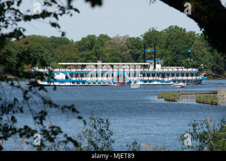 04 maggio 2018, Germania Berlino: il traghetto MS Havel Regina attraversa il lago Tegeler. Foto: Paolo Zinken/dpa Foto Stock