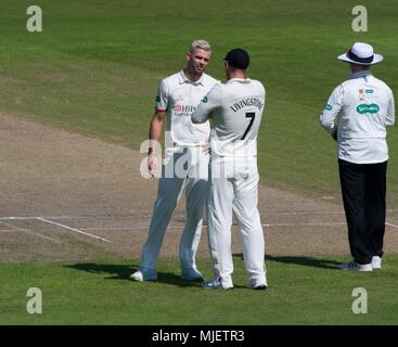 Manchester, Regno Unito. Il 5 maggio, 2018. Lancashire v Somerset 5 maggio 2018 Lancashire fast bowler, James Anderson in discussione con Liam Livingstone, appena nominato capitano in questa stagione per la seconda giornata di giocare a Emirates Old Trafford. Credito: Giovanni friggitrice/Alamy Live News Foto Stock