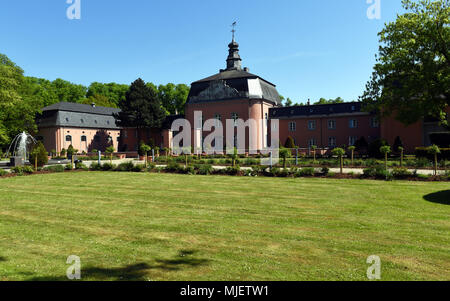 04 maggio 2018, Germania, Moenchengladbach-Wickrath: la barocca ala ovest di Wickrath castello fu costruito nel XVII secolo e si trova sotto la conservazione storica ordine. Oggi il castello di terre circostanti sono il sito di Rhenish allevamento di cavalli. Foto: Horst Ossinger/dpa Foto Stock