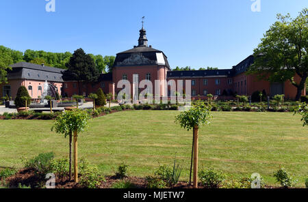 04 maggio 2018, Germania, Moenchengladbach-Wickrath: la barocca ala ovest di Wickrath castello fu costruito nel XVII secolo e si trova sotto la conservazione storica ordine. Oggi il castello di terre circostanti sono il sito di Rhenish allevamento di cavalli. Foto: Horst Ossinger/dpa Foto Stock