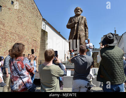 05 maggio 2018, Germania, Treviri: un 2,3t, 4,4 m statua di Karl Marx realizzato dall artista cinese Wu Weishan è rivelato in Marx la città di nascita per celebrare il pensatore il duecentesimo compleanno. La statua è un dono da parte del governo cinese. Foto: Harald Tittel/dpa Foto Stock