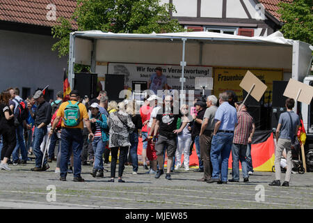 Kandel, Germania. Il 5 maggio 2018. A destra i manifestanti di attendere per il rally di inizio. Circa 300 persone da destra-wing le organizzazioni hanno protestato nella città di Kandel nel Palatinato contro i rifugiati e gli stranieri e il governo tedesco. Il luogo della protesta è stato scelto a causa del 2017 Kandel accoltellato l'attacco, in cui un 15 anno vecchia ragazza è stata uccisa da un richiedente asilo. . Credito: Michael Debets/Alamy Live News Foto Stock