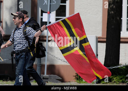 Kandel, Germania. Il 5 maggio 2018. Un manifestante porta una bandiera Wirmer circa 300 persone da destra-wing le organizzazioni hanno protestato nella città di Kandel nel Palatinato contro i rifugiati e gli stranieri e il governo tedesco. Il luogo della protesta è stato scelto a causa del 2017 Kandel accoltellato l'attacco, in cui un 15 anno vecchia ragazza è stata uccisa da un richiedente asilo. . Credito: Michael Debets/Alamy Live News Foto Stock