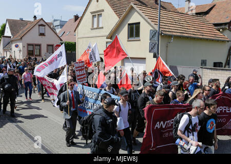 Kandel, Germania. Il 5 maggio 2018. Counter-Protesters marzo con striscioni e bandiere attraverso Kandel. Circa 300 persone da destra-wing le organizzazioni hanno protestato nella città di Kandel nel Palatinato contro i rifugiati e gli stranieri e il governo tedesco. Il luogo della protesta è stato scelto a causa del 2017 Kandel accoltellato l'attacco, in cui un 15 anno vecchia ragazza è stata uccisa da un richiedente asilo. . Credito: Michael Debets/Alamy Live News Foto Stock