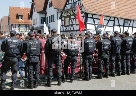 Kandel, Germania. Il 5 maggio 2018. Gli ufficiali di polizia separate le contro-protesta dalla destra di marzo. Circa 300 persone da destra-wing le organizzazioni hanno protestato nella città di Kandel nel Palatinato contro i rifugiati e gli stranieri e il governo tedesco. Il luogo della protesta è stato scelto a causa del 2017 Kandel accoltellato l'attacco, in cui un 15 anno vecchia ragazza è stata uccisa da un richiedente asilo. Essi sono stati affollata da circa 200 anti-fascista contro i dimostranti di diversi partiti politici e pergamo Credito: Michael Debets/Alamy Live News Foto Stock