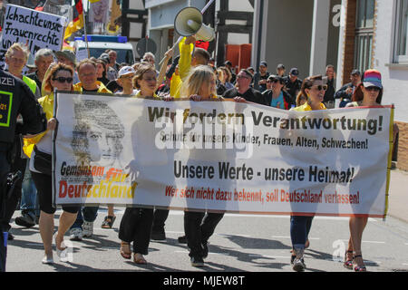 Kandel, Germania. Il 5 maggio 2018. A destra i manifestanti portano un banner dagli organizzatori della protesta. Circa 300 persone da destra-wing le organizzazioni hanno protestato nella città di Kandel nel Palatinato contro i rifugiati e gli stranieri e il governo tedesco. Il luogo della protesta è stato scelto a causa del 2017 Kandel accoltellato l'attacco, in cui un 15 anno vecchia ragazza è stata uccisa da un richiedente asilo. Essi sono stati affollata da circa 200 anti-fascista contro i dimostranti di diversi partiti politici e organo Credito: Michael Debets/Alamy Live News Foto Stock