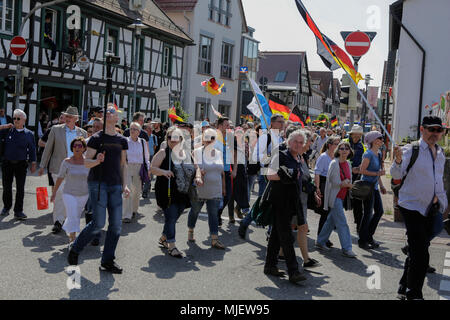 Kandel, Germania. Il 5 maggio 2018. A destra i manifestanti marzo con striscioni e bandiere tedesco attraverso Kandel. Circa 300 persone da destra-wing le organizzazioni hanno protestato nella città di Kandel nel Palatinato contro i rifugiati e gli stranieri e il governo tedesco. Il luogo della protesta è stato scelto a causa del 2017 Kandel accoltellato l'attacco, in cui un 15 anno vecchia ragazza è stata uccisa da un richiedente asilo. Essi sono stati affollata da circa 200 anti-fascista contro i dimostranti di diversi partiti politici e orga Credito: Michael Debets/Alamy Live News Foto Stock