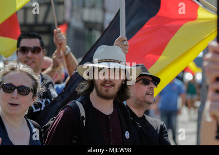 Kandel, Germania. Il 5 maggio 2018. A destra i manifestanti marzo con striscioni e bandiere tedesco attraverso Kandel. Circa 300 persone da destra-wing le organizzazioni hanno protestato nella città di Kandel nel Palatinato contro i rifugiati e gli stranieri e il governo tedesco. Il luogo della protesta è stato scelto a causa del 2017 Kandel accoltellato l'attacco, in cui un 15 anno vecchia ragazza è stata uccisa da un richiedente asilo. Essi sono stati affollata da circa 200 anti-fascista contro i dimostranti di diversi partiti politici e orga Credito: Michael Debets/Alamy Live News Foto Stock