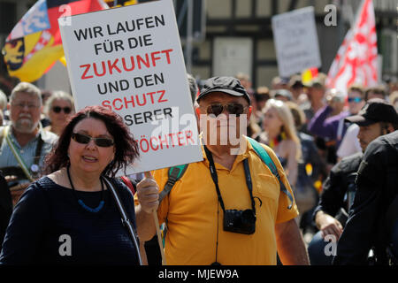 Kandel, Germania. Il 5 maggio 2018. Un diritto-wing protester porta un cartello che recita "WIr sono a piedi per il futuro e la protezione delle nostre figlie". Circa 300 persone da destra-wing le organizzazioni hanno protestato nella città di Kandel nel Palatinato contro i rifugiati e gli stranieri e il governo tedesco. Il luogo della protesta è stato scelto a causa del 2017 Kandel accoltellato l'attacco, in cui un 15 anno vecchia ragazza è stata uccisa da un richiedente asilo. Essi sono stati affollata da circa 200 anti-fascista contro manifestanti Credito: Michael Debets/Alamy Live News Foto Stock