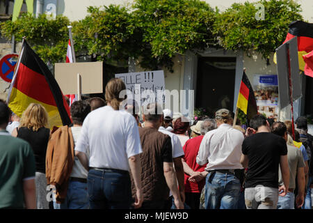 Kandel, Germania. Il 5 maggio 2018. A destra i manifestanti marzo con striscioni e bandiere tedesco attraverso Kandel. Circa 300 persone da destra-wing le organizzazioni hanno protestato nella città di Kandel nel Palatinato contro i rifugiati e gli stranieri e il governo tedesco. Il luogo della protesta è stato scelto a causa del 2017 Kandel accoltellato l'attacco, in cui un 15 anno vecchia ragazza è stata uccisa da un richiedente asilo. Essi sono stati affollata da circa 200 anti-fascista contro i dimostranti di diversi partiti politici e orga Credito: Michael Debets/Alamy Live News Foto Stock