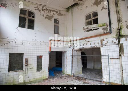 03 maggio 2018, Germania, Bad Muskau: l' edificio in cui l'ex birreria del principe Pueckler era situato è ora abbandonata. Foto: Sebastian Kahnert/dpa-Zentralbild/dpa Foto Stock