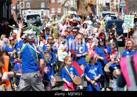 Hereford, Herefordshire, Regno Unito - Sabato 5 Maggio 2018 - Il Carnevale di fiume street parade di piombo in un gruppo di percussionisti passa attraverso la città in rotta verso il fiume Wye in una calda giornata soleggiata con temperature locali fino a 21c. Foto Steven Maggio / Alamy Live News Foto Stock