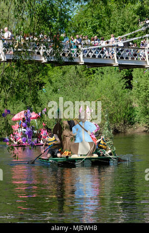 Hereford, Herefordshire, Regno Unito - Sabato 5 Maggio 2018 - fatti in casa galleggiante zattere lungo il fiume Wye sotto il pedone occupato il Ponte Victoria come parte del fiume di Hereford Carnevale in una calda giornata soleggiata con temperature locali fino a 21c. Foto Steven Maggio / Alamy Live News Foto Stock