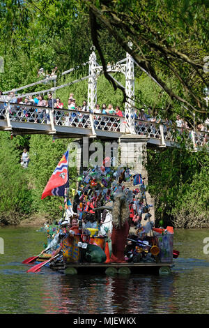 Hereford, Herefordshire, Regno Unito - Sabato 5 Maggio 2018 - fatti in casa galleggiante zattere lungo il fiume Wye sotto il pedone occupato il Ponte Victoria come parte del fiume di Hereford Carnevale in una calda giornata soleggiata con temperature locali fino a 21c. Foto Steven Maggio / Alamy Live News Foto Stock