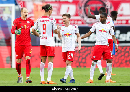 05 maggio 2018, Germania, Lipsia, calcio, Bundesliga, 33th giornata di gioco, RB Leipzig vs VfL Wolfsburg alla Red Bull Arena: Lipsia i giocatori di Peter Gulacsi, Yussuf Poulsen, Ademola Lookman und Ibrahima Konatésay addio al giocatore Dominik Kaiser (C) che lascia la squadra alla fine della stagione. Foto: Jan Woitas/dpa-Zentralbild/dpa - AVVISO IMPORTANTE: a causa della Lega calcio tedesca·s (DFL) accrediti regolamenti, la pubblicazione e la ridistribuzione online e nei contenuti multimediali in linea è limitata durante la partita a quindici immagini per partita Foto Stock