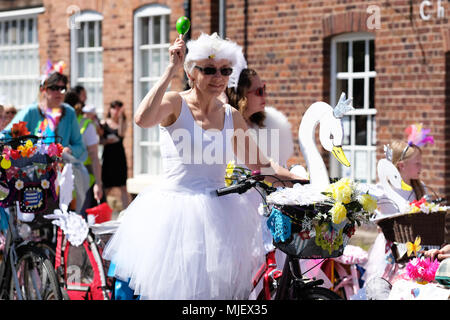 Hereford, Herefordshire, Regno Unito - Sabato 5 Maggio 2018 - una donna vestita come un cigno prende parte al carnevale di fiume street parade quando esso passa attraverso la città in rotta verso il fiume Wye in una calda giornata soleggiata con temperature locali fino a 21c. Foto Steven Maggio / Alamy Live News Foto Stock