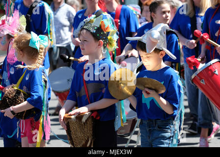 Hereford, Herefordshire, Regno Unito - Sabato 5 Maggio 2018 - Bambini prendere parte nel fiume Carnival street parade - Un ragazzo si accorge della riflessione dalla sua cembali come i batteristi passa attraverso la città in rotta verso il fiume Wye in una calda giornata soleggiata con temperature locali fino a 21c. Foto Steven Maggio / Alamy Live News Foto Stock