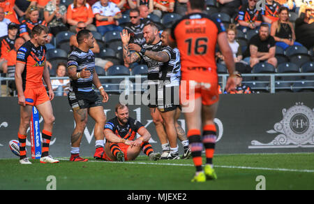 Hull, Regno Unito. 05 maggio 2018, KCOM Stadium, Hull, Inghilterra; Betfred Super League Rugby Round 14 Hull FC v Castleford Tigers ; Bureta Faraimo di Hull FC celebrando la sua prova a credito: News immagini /Alamy Live News Foto Stock