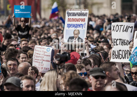 Mosca Mosca, Russia. Il 5 maggio, 2018. Banner a sostegno di Putin durante una manifestazione a Mosca. Credito: Celestino Arce/ZUMA filo/Alamy Live News Foto Stock