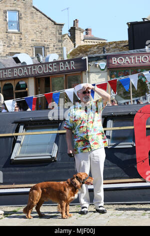 Skipton, Regno Unito. Il 5 maggio, 2018. Un uomo e il suo cane sulle vie navigabili festival, Skipton,5 Maggio, 2018 (C)Barbara Cook/Alamy Live News Foto Stock