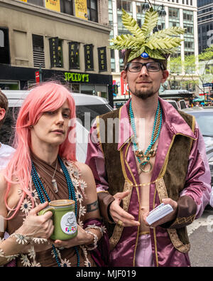 New York, Stati Uniti d'America, 5 maggio 2018. I manifestanti di partecipare nel 2018 NYC Cannabis parade, a quattro decenni di antica tradizione nella città di New York per chiedere un fine al divieto di cannabis. Foto di Enrique Shore / Alamy Live News Foto Stock
