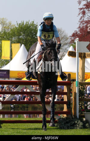 Badminton; Gloucestershire, Regno Unito. Il 5 maggio 2018. Prezzo Jonelle dalla Nuova Zelanda classico di equitazione Moet salta recinto 11 (World Horse Welfare Gates) al piombo dopo il Cross Country a Badminton Horse Trials 2018. Credito: Stephen Davis/Alamy Live News Foto Stock