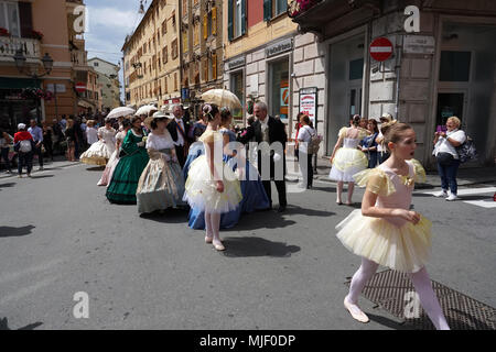 Genova, Italia, il 5 maggio 2018. Xix secolo abito sfilata per Euroflora presentano in parchi di Nervi il più importante tra Unione floralies thriugh storiche ville e case Foto Stock