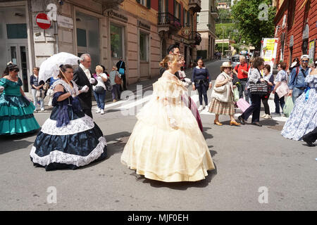 Genova, Italia, il 5 maggio 2018. Xix secolo abito sfilata per Euroflora presentano in parchi di Nervi il più importante tra Unione floralies thriugh storiche ville e case Foto Stock