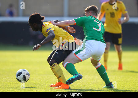 La Loughborough, Regno Unito. Il 5 maggio, 2018. Sekou Sidibe del Belgio e Kameron Ledwidge della Repubblica di Irlanda in azione durante il 2018 Campionato Europeo UEFA Under 17 Group C match tra Repubblica di Irlanda e Belgio a Loughborough University Stadium il 5 maggio 2018 a Loughborough, Inghilterra. (Foto di Paolo Chesterton/phcimages.com) Credit: Immagini di PHC/Alamy Live News Foto Stock