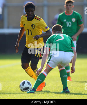 La Loughborough, Regno Unito. Il 5 maggio, 2018. Sekou Sidibe del Belgio e Kameron Ledwidge della Repubblica di Irlanda in azione durante il 2018 Campionato Europeo UEFA Under 17 Group C match tra Repubblica di Irlanda e Belgio a Loughborough University Stadium il 5 maggio 2018 a Loughborough, Inghilterra. (Foto di Paolo Chesterton/phcimages.com) Credit: Immagini di PHC/Alamy Live News Foto Stock