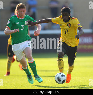 La Loughborough, Regno Unito. Il 5 maggio, 2018. Kameron Ledwidge della Repubblica di Irlanda e Sekou Sidibe del Belgio in azione durante il 2018 Campionato Europeo UEFA Under 17 Group C match tra Repubblica di Irlanda e Belgio a Loughborough University Stadium il 5 maggio 2018 a Loughborough, Inghilterra. (Foto di Paolo Chesterton/phcimages.com) Credit: Immagini di PHC/Alamy Live News Foto Stock