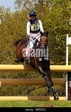 Badminton; Gloucestershire, Regno Unito. Il 5 maggio 2018. Lauren Kieffer da Stati Uniti a cavallo Veronica salta recinto 15 (Outlander PHEV tumulo) a lye settimo dopo il Cross Country a Badminton Horse Trials 2018. Credito: Stephen Davis/Alamy Live News Foto Stock