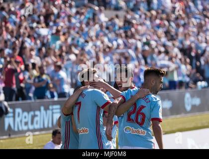 RC Celta di Maxi Gomez si congratula con i suoi compagni di squadra dopo il cliente un obiettivo, durante una spagnola La Liga partita di calcio tra RC Celta e Deportivo al Balaidos stadium di Vigo, Spagna, Sabato, 5 maggio 2018. Cordon premere Foto Stock