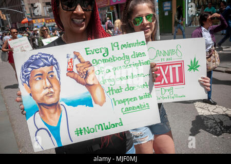 New York, Stati Uniti d'America. Il 5 maggio, 2018. Sostenitori della legalizzazione della marijuana marzo a New York Sabato, 5 maggio 2018 all'annuale NYC Cannabis Parade. Il marzo comprendeva una vasta gamma di dati demografici da millennial al vecchio tempo di hippies. I partecipanti alla parata sta chiamando per la legalizzazione della marijuana per il trattamento medico e per usi ricreativi. (© Richard B. Levine) Credito: Richard Levine/Alamy Live News Foto Stock