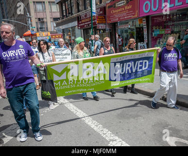 New York, Stati Uniti d'America. Il 5 maggio, 2018. Creatori di carte di laminazione partecipare sostenitori per la legalizzazione della marijuana in New York Sabato, 5 maggio 2018 all'annuale NYC Cannabis Parade. Il marzo comprendeva una vasta gamma di dati demografici da millennial al vecchio tempo di hippies. I partecipanti alla parata sta chiamando per la legalizzazione della marijuana per il trattamento medico e per usi ricreativi. (© Richard B. Levine) Credito: Richard Levine/Alamy Live News Foto Stock