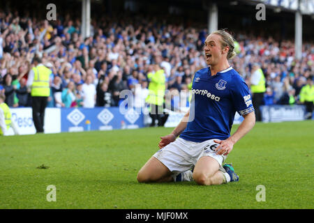 Liverpool, Regno Unito. Il 5 maggio, 2018. Tom Davies di Everton festeggia dopo aver segnato il suo team obiettivo 1a. Premier League, Everton v Southampton a Goodison Park di Liverpool sabato 5 maggio 2018. Questa immagine può essere utilizzata solo per scopi editoriali. Solo uso editoriale, è richiesta una licenza per uso commerciale. Nessun uso in scommesse, giochi o un singolo giocatore/club/league pubblicazioni. pic da Chris Stading/Andrew Orchard fotografia sportiva/Alamy Live news Foto Stock