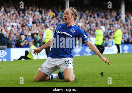 Liverpool, Regno Unito. Il 5 maggio, 2018. Tom Davies di Everton festeggia dopo aver segnato il suo team obiettivo 1a. Premier League, Everton v Southampton a Goodison Park di Liverpool sabato 5 maggio 2018. Questa immagine può essere utilizzata solo per scopi editoriali. Solo uso editoriale, è richiesta una licenza per uso commerciale. Nessun uso in scommesse, giochi o un singolo giocatore/club/league pubblicazioni. pic da Chris Stading/Andrew Orchard fotografia sportiva/Alamy Live news Foto Stock