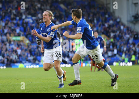 Liverpool, Regno Unito. Il 5 maggio, 2018. Tom Davies di Everton (l) celebra con il suo compagno di squadra Seamus Coleman dopo aver segnato il suo team obiettivo 1a. Premier League, Everton v Southampton a Goodison Park di Liverpool sabato 5 maggio 2018. Questa immagine può essere utilizzata solo per scopi editoriali. Solo uso editoriale, è richiesta una licenza per uso commerciale. Nessun uso in scommesse, giochi o un singolo giocatore/club/league pubblicazioni. pic da Chris Stading/Andrew Orchard fotografia sportiva/Alamy Live news Foto Stock